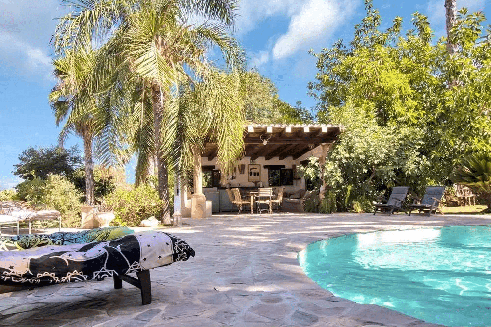 Pool & kitchen