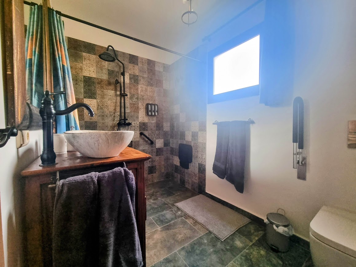 Washington Palms Front Bathroom